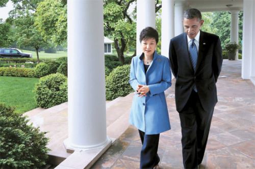 奥巴马与朴槿惠秘密散步无翻译在场谈私人话题