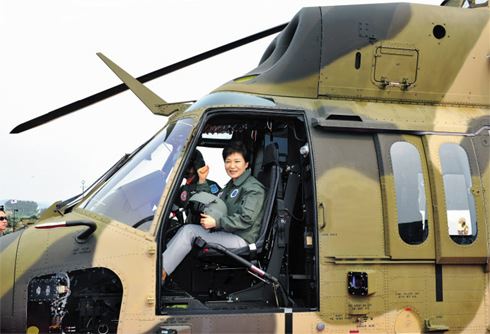 朴槿惠乘韩国产直升机强调发展国防科技（图）