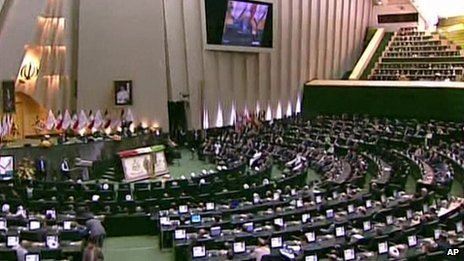 伊朗第11届总统哈桑-鲁哈尼在议会宣誓就职