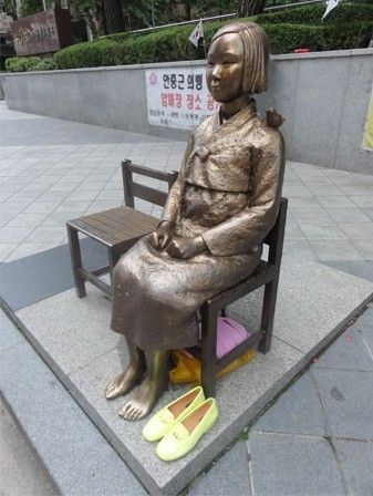 图为韩国民间团体在日本驻首尔使馆门前设立的慰安妇铜像(资料图)