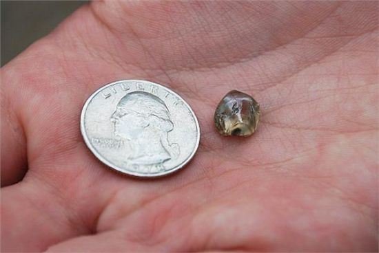 人民网8月13日讯 据台“中广新闻”消息，美国有一位12岁男童麦可，在阿肯色州的钻石坑州立公园里，才花了10分钟时间就幸运的挖到一颗重达5.16克拉的钻石。