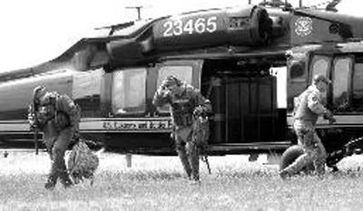 美国海关和边防局出动黑鹰直升机