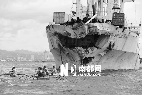 17日，与“托马斯·阿基纳”号渡轮相撞的货船停泊在菲律宾中部城市宿务港口附近海域。