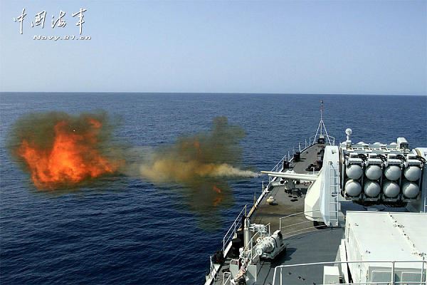 原文配图：参加中美海军联合反海盗演习的军舰舰炮实弹射击目标。