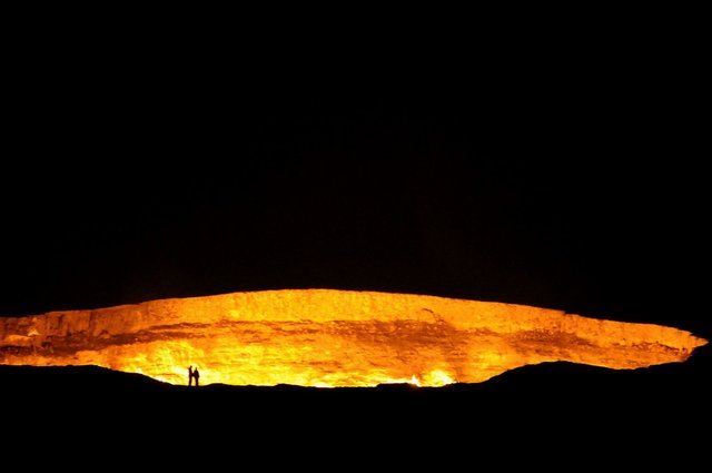 中亚沙漠深坑大火40年不灭 被称地狱之门(组图)