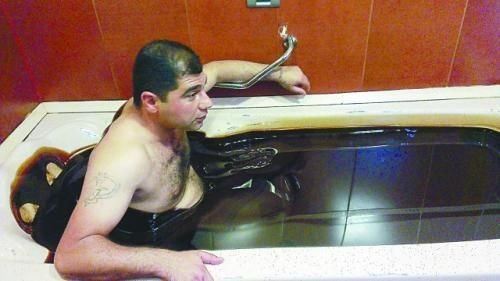 阿塞拜疆人洗石油浴治病