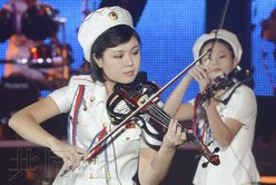 朝鲜正致力于振兴流行音乐，平壤音乐大学从今年开始努力培养流行歌手。图为“牡丹峰乐团”成员10月在平壤举行公演时拉奏电子小提琴。（共同社）
