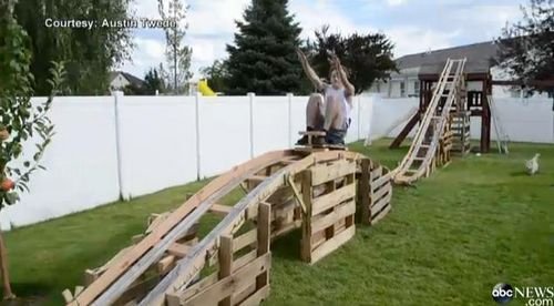 美国男孩花50美元自家后院建15米长过山车(图)