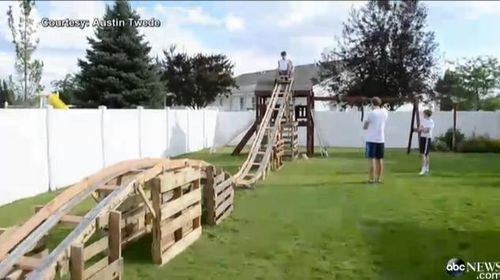美国男孩花50美元自家后院建15米长过山车（图）