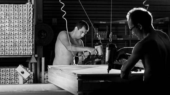 法国有工厂要求工人全裸工作为振兴行业形象