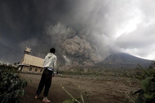 印尼火山喷发3机场关闭 20万居民或将撤离(图)