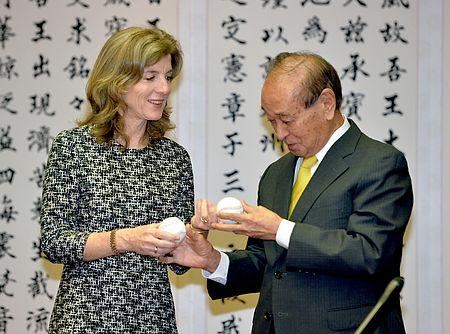 美驻日大使首次访问冲绳向战殁者墓地献花（图）