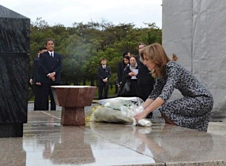 美驻日大使首次访问冲绳 向战殁者墓地献花(图)