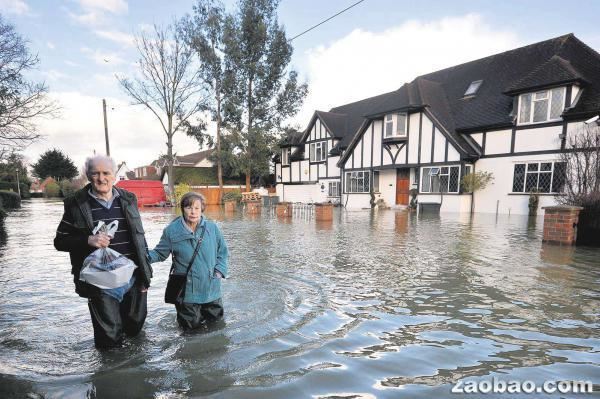 英国首相吁官员放下分歧助水灾灾民(图)