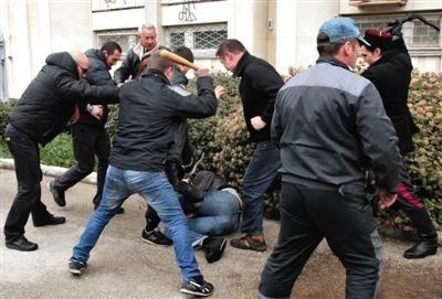 3月9日，乌克兰塞瓦斯托波尔，当地亲俄罗斯示威者殴打亲乌克兰示威者。