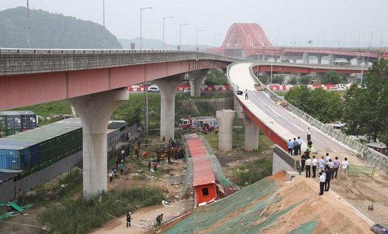 韩国首尔汉江傍花大桥坍塌 至少2名中国人死亡