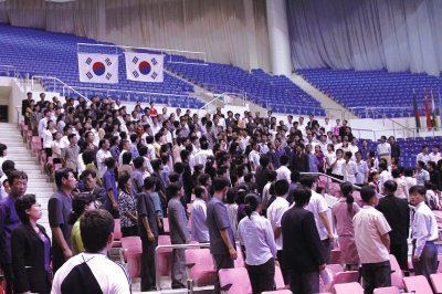 韩国国旗首次在朝鲜升起 朝鲜观众起立听韩国歌