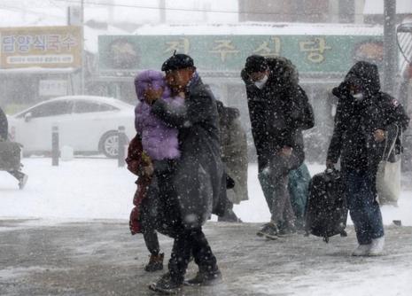 韩国遭超强暴风雪袭击 数百条航线停航停运