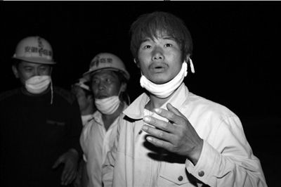 2008年，映秀马元江搜救现场的尹春龙。（资料图片） 本报记者周民摄