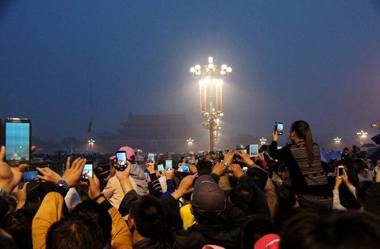 11万人天安门看升旗垃圾遍地 故宫游客将爆棚