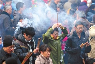 北京逾7万人雍和宫上香 男子为烧头香等20小时