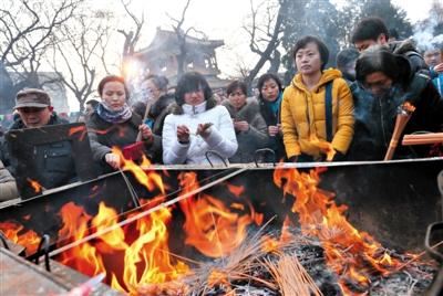 北京逾7万人雍和宫上香 男子为烧头香等20小时