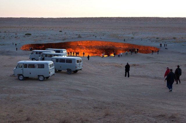 中亚沙漠深坑大火40年不灭 被称地狱之门(组图)