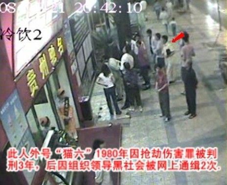 图：街边车上陆续下来两人：“王老七”与亿万富豪胡祖权