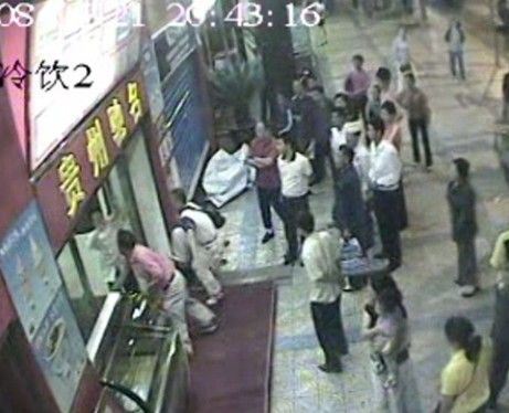 图：“干敲敲”掀店门口的粥柜