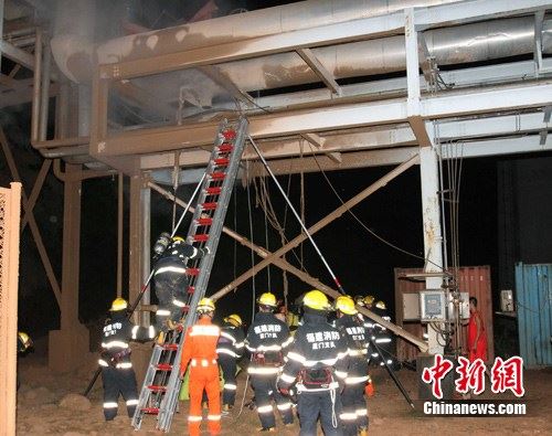 14日深夜，位于厦门市海沧区的厦门一化工厂发生蒸汽管道爆炸。据记者了解，爆炸截至目前造成1死4伤。图为消防人员正在爆炸现场。