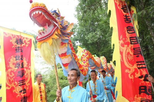 图为2017香菇始祖吴三公朝圣大典仪式现场（中国经济导报、中国发展网 ；沈继平、沈贞海 摄）