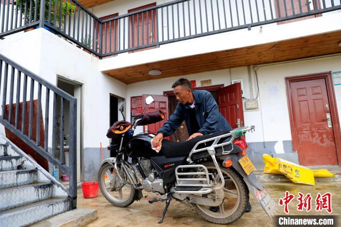 如今，阿布洛哈村家家都有摩托车。　王磊 摄